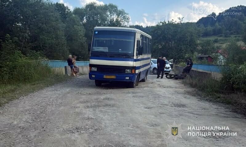 У селі Дрогобицького району зіткнулися автобус і мотоцикл