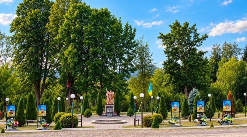 У Стороні відкрили Алею Пам'яті п'ятьох Захисників