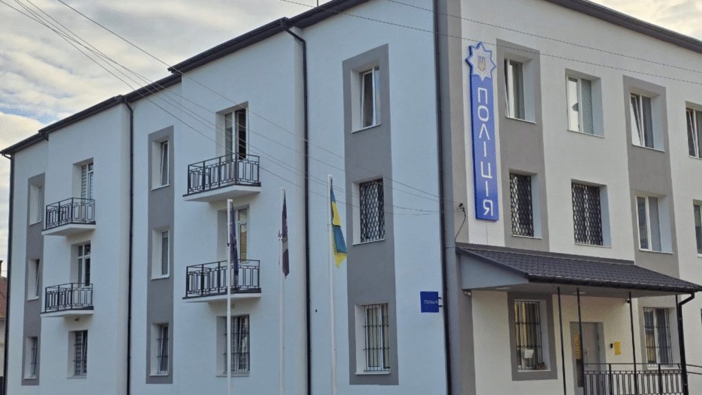 Суд попередив студента за пошкодження дверей поліції у Дрогобичі