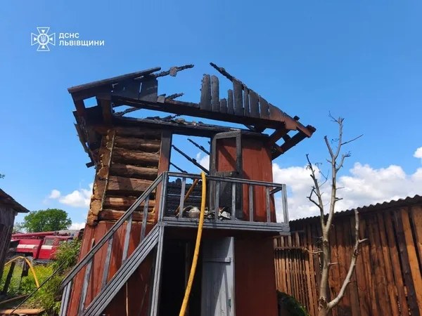 На Самбірщині рятувальники загасили пожежу біля оселі