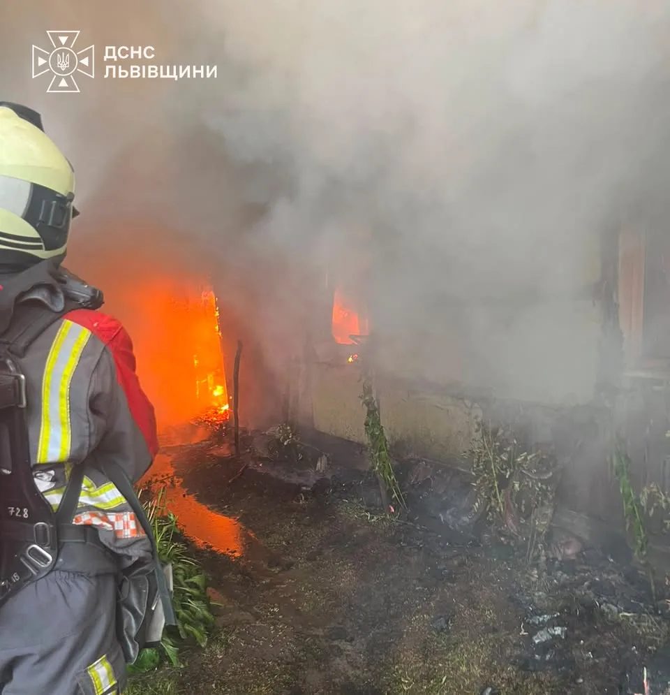 У селі Любеля згоріли два житлові будинки
