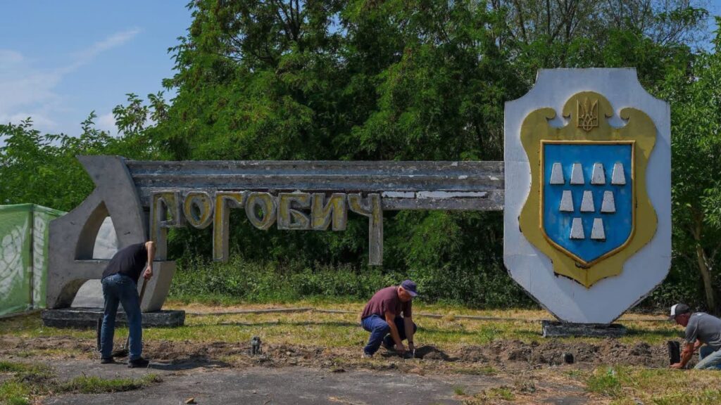 Оновлення стели на в’їзді до Дрогобича