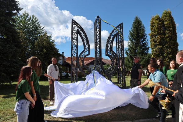 У Бориславі встановили новий Тризуб до Дня Незалежності