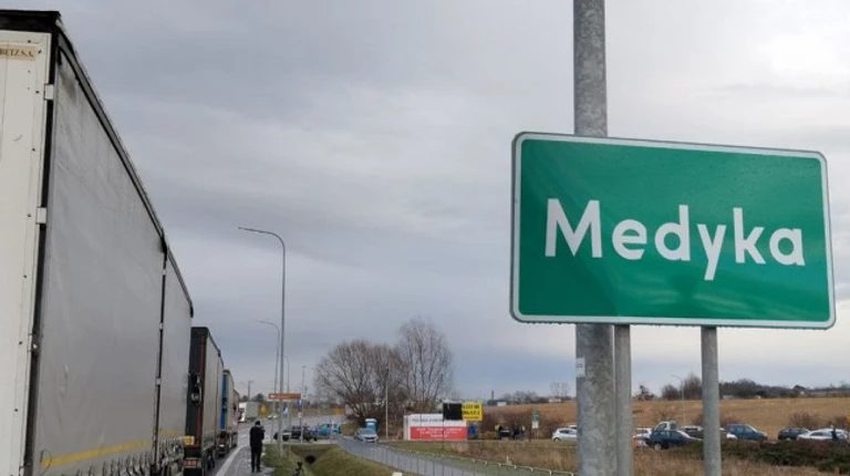 Пункт пропуску "Шегині — Медика" закривають для автобусів на рік