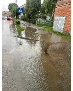 На вулиці Шевченка в Самборі пішоходи змушені обходити небезпечну ділянку проїжджою частиною.