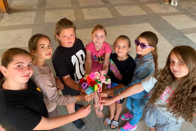 У Бані Лисовицькій діти навчались виготовляти квіти з атласу