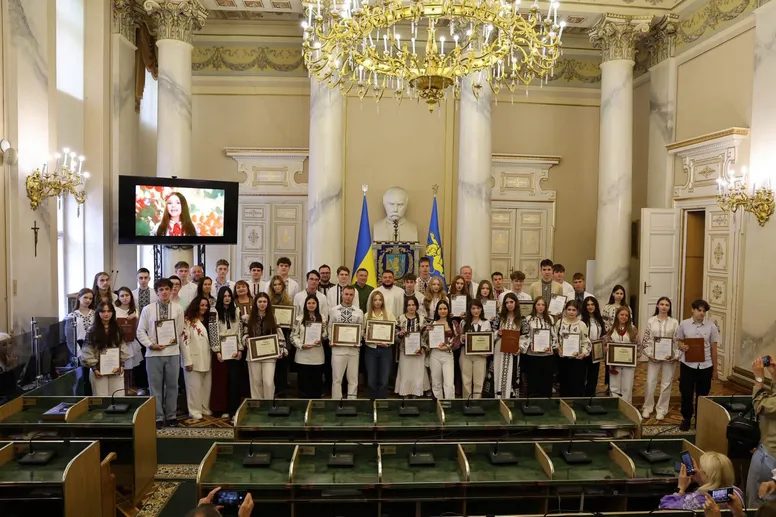 У Новояворівську нагородили випускників із високими результатами НМТ