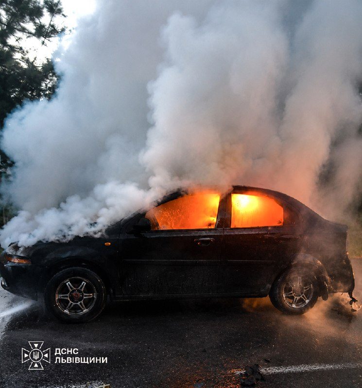 У Самборі під час руху згорів легковий автомобіль