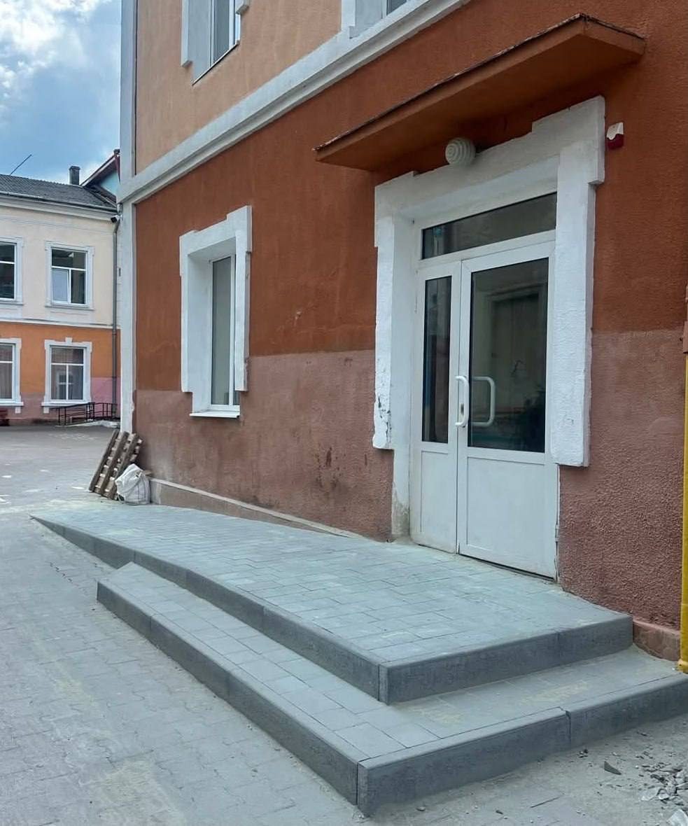 У Стрийській гімназії встановили пять пандусів