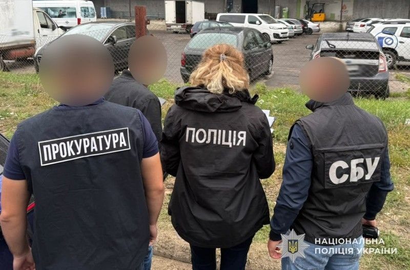 Директору фірми-підрядника повідомили про підозру у підробленні документів і привласненні коштів