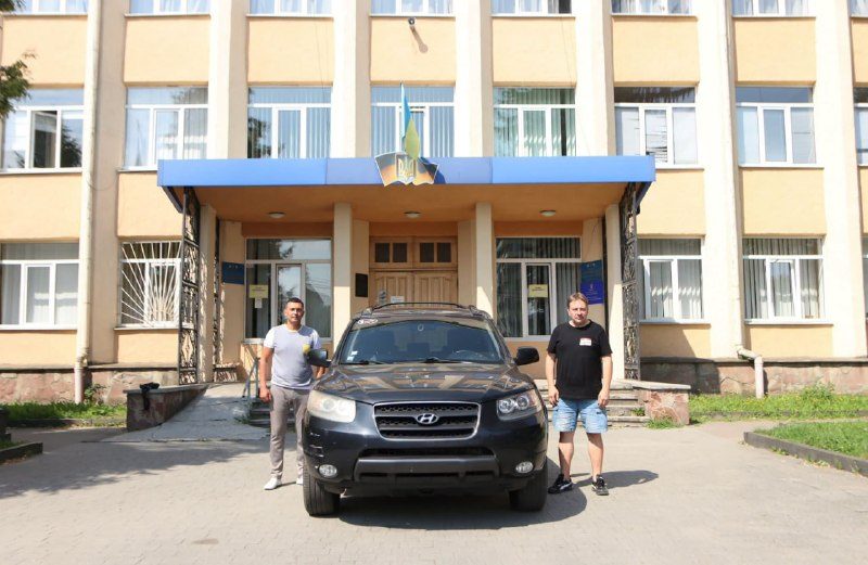Дрогобицька РВА передала позашляховик для військових